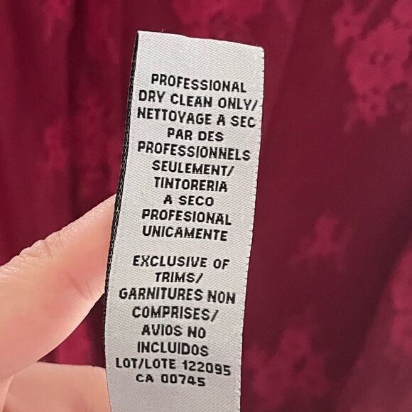 MONIQUE LHUILLIER | Backless Magenta Cap Sleeve Lace Gown (8) - Picture 8 of 9